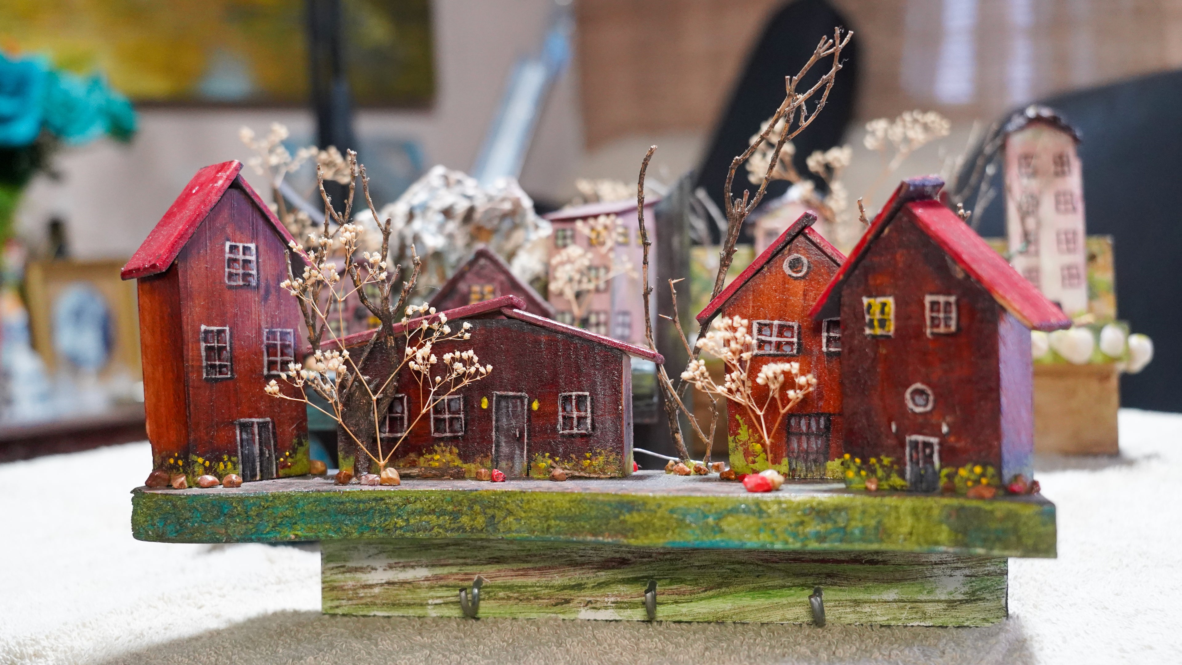 Manualidad de casitas rojas y arboles para sujetar llaves