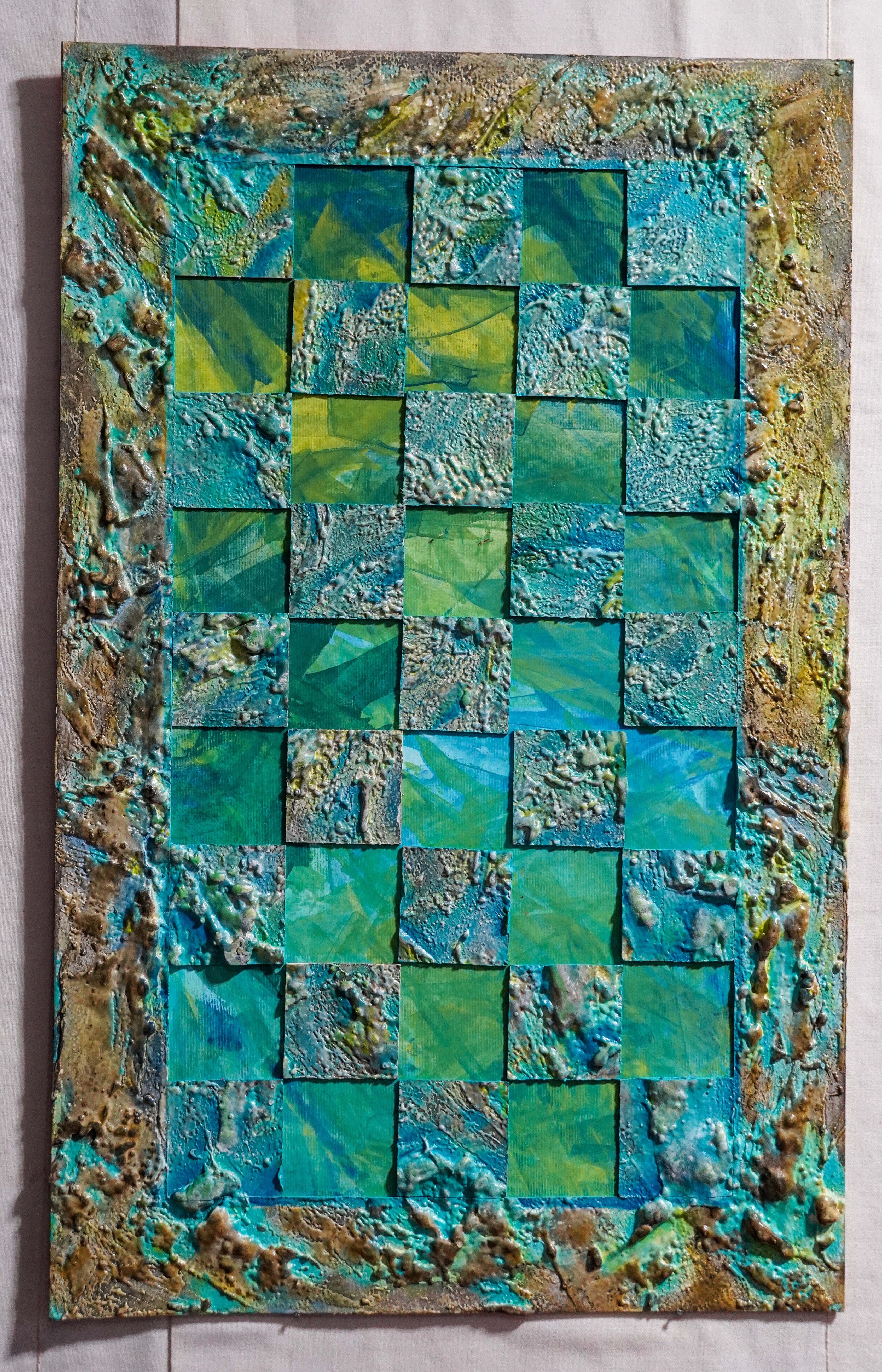 Pintura en técnica mixta de tablero de ajedrez con tonos verdes