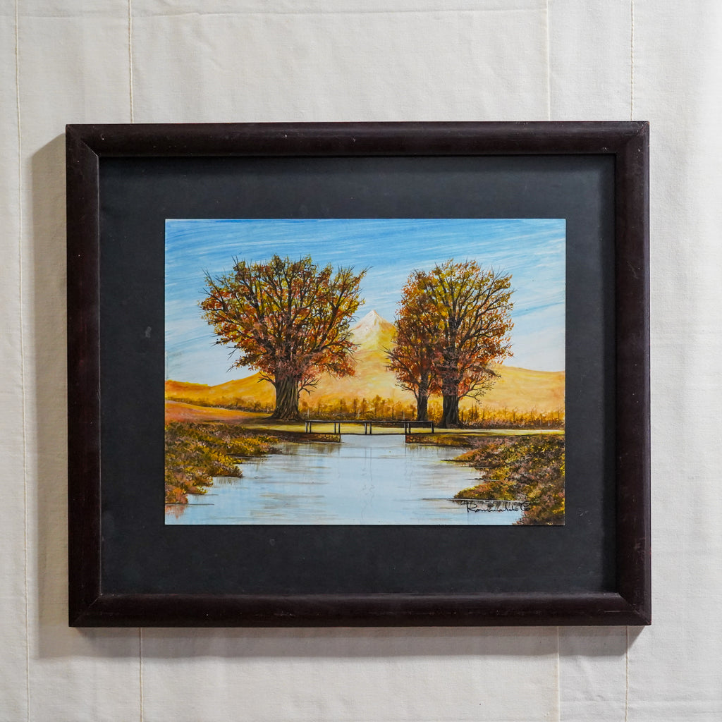 Pintura de paisaje de puente frente a dos árboles y montaña sobre río