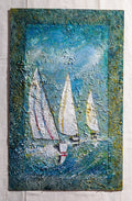 Pintura de tres veleros sobre fondo azul