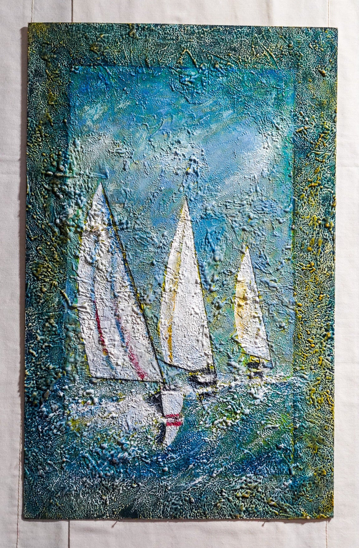 Pintura de tres veleros sobre fondo azul