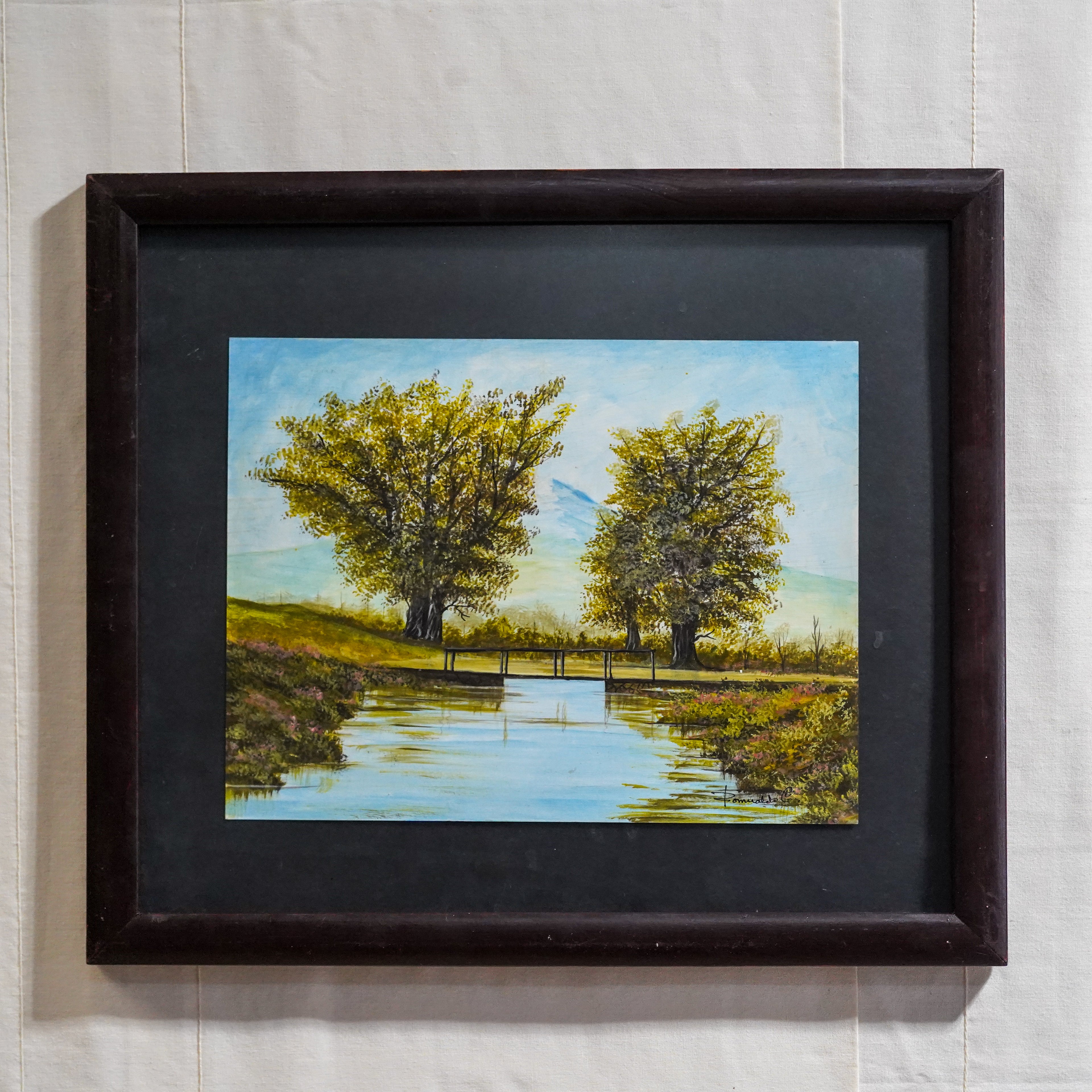 Pintura de puente frente a paisaje de dos árboles y río