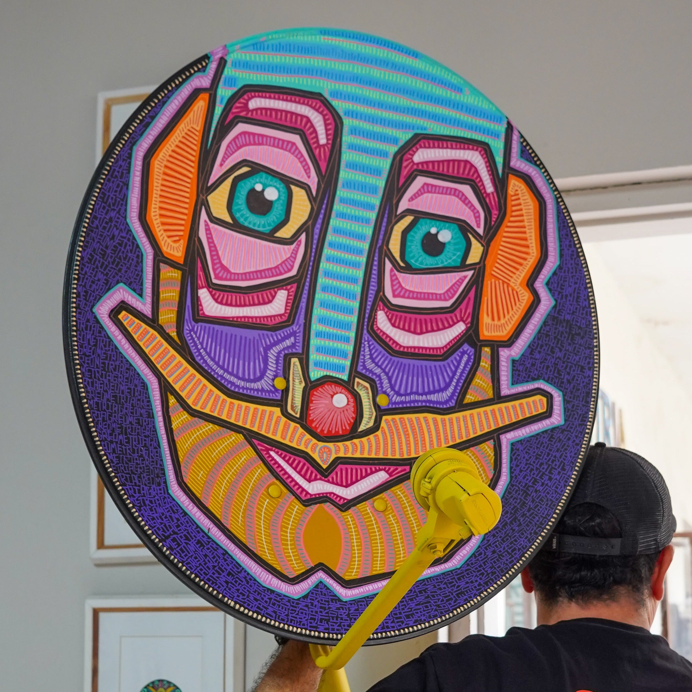 antena parabolica pintada con personaje de colores